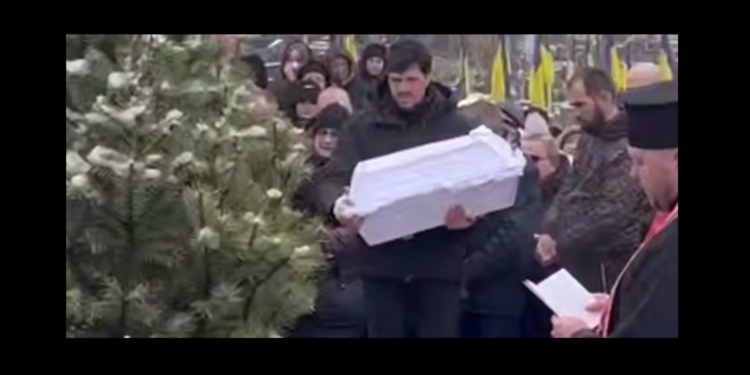 Батько колише труну після авіаудару по Тернополю