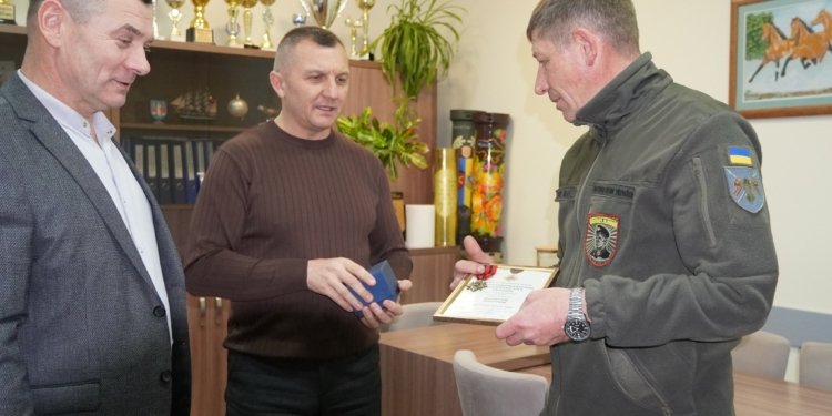 Захисника з Тернопільщини нагороджено Золотим хрестом