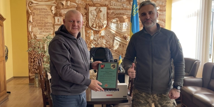 Міськрада Збаража передала захисникам тепловізійний приціл