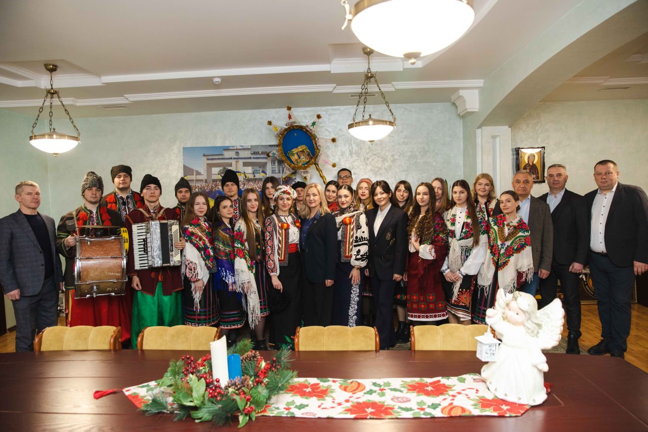 Різдвяна коляда у ЗУНУ: студенти студмістечка подарували святковий настрій