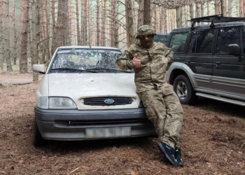 Боєць 105 бригади ТрО рятує поранених