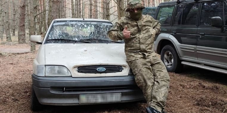 Боєць 105 бригади ТрО рятує поранених