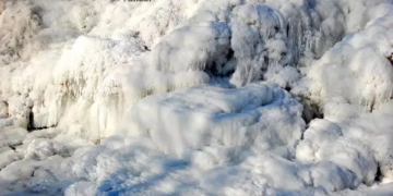 Джуринський водоспад перетворився на лід