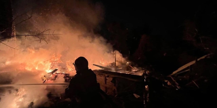 Чергова тривожна ніч під звуки вибухів