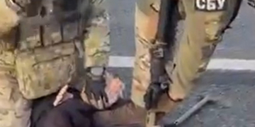 Служба безпеки «по гарячих слідах» затримала російських агентів, які підірвали авто неподалік від однієї з будівель СБУ