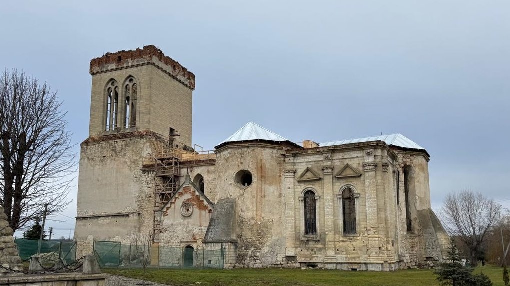 Експерти з Польщі продовжують рятувати Підгаєцький костел від занепаду