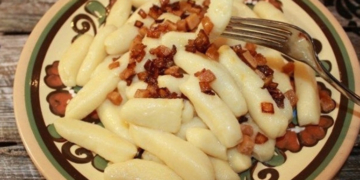 Класичні картопляні палюшки з сиром та шкварками