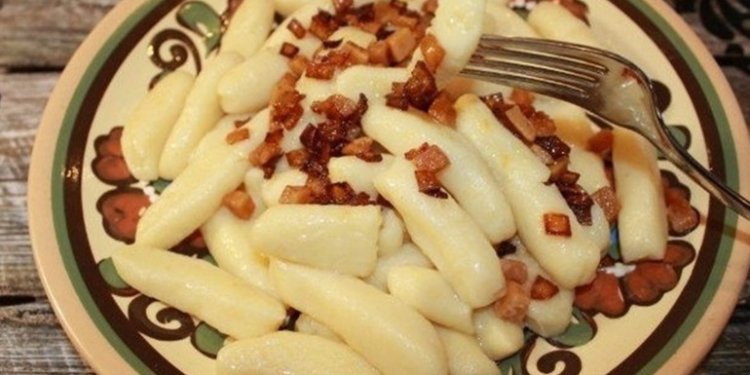 Класичні картопляні палюшки з сиром та шкварками