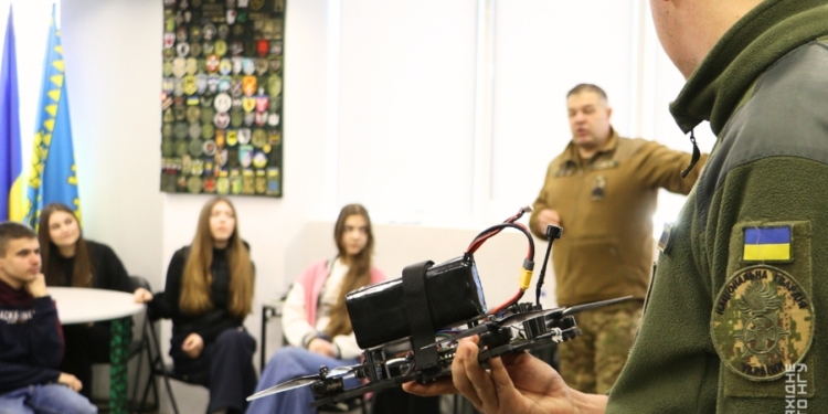 Тернопільські ліцеїсти вчилися протидіяти дронам