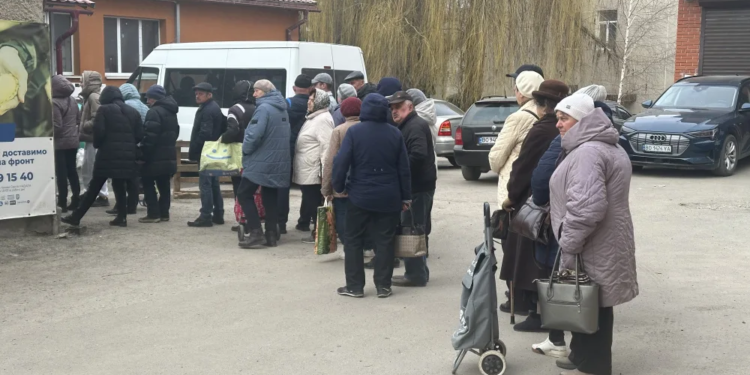 У Тернополі розпочали видачу святкових продуктових наборів