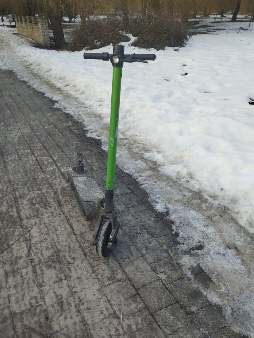 У Тернополі офіційно стартував сезон електросамокатів: сніг на тротуарах не завада