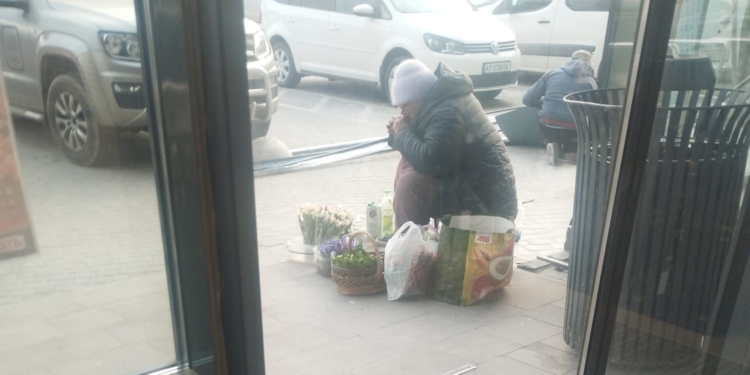 У Тернополі масово продають первоцвіти та черемшу