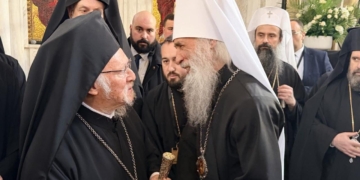 Митрополит УПЦ попри розрив зустрівся із патріархом