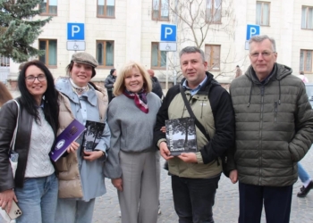 Книжкове турне Тернопіллям: обласна наукова бібліотека отримала 23 нові видання