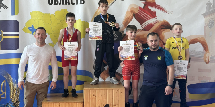 Тріумф на килимі: тернопільські борці здобули 11 нагород на всеукраїнському турнірі у Болехові