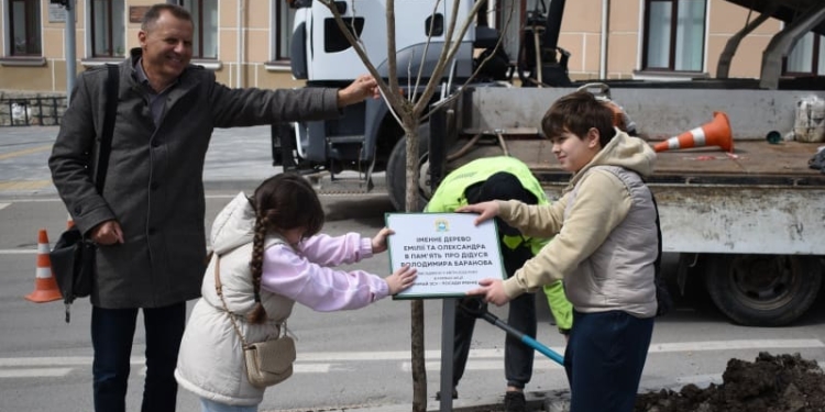 Акція «Підтримай ЗСУ — посади іменне дерево» у Тернополі: озеленення та дрони для фронту