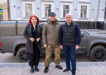 Сергій Надал передав бійцям 101-ї бригади ТрО пікап: авто придбали працівники мерії