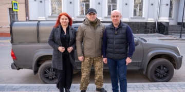 Сергій Надал передав бійцям 101-ї бригади ТрО пікап: авто придбали працівники мерії