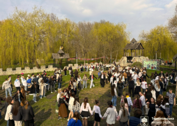 «Гаївки з молоддю» у Тернополі: сотні мешканців та гостей міста відродили великодні традиції