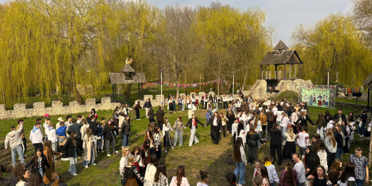 «Гаївки з молоддю» у Тернополі: сотні мешканців та гостей міста відродили великодні традиції