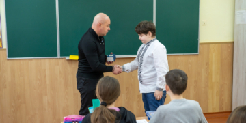 Пам’ять про Героя: син загиблого артилериста Володимира Стрихальського отримав нагороду від громади Тернополя