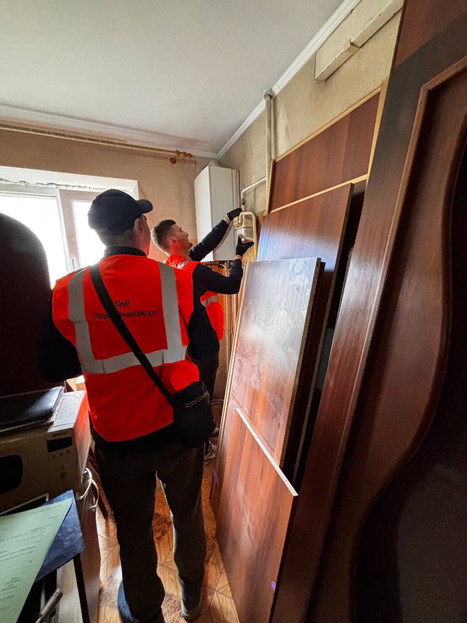 Повернення до нормального життя: у Тернополі відновлюють подачу газу до будинку, що постраждав від ракетного удару