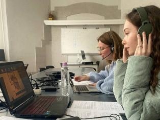 Практика синхронного перекладу в ТНПУ: магістранти забезпечили міжнародну лекцію про спорт у Британії