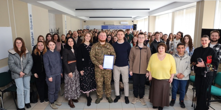 Герой України Владислав Стоцький зустрівся зі студентами ТНПУ: про дрони, фізичну підготовку та виклики війни