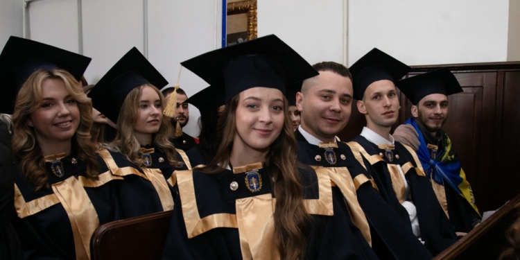 Магістри права у стінах середньовічного замку: випускники юридичного факультету ЗУНУ отримали дипломи у Збаражі