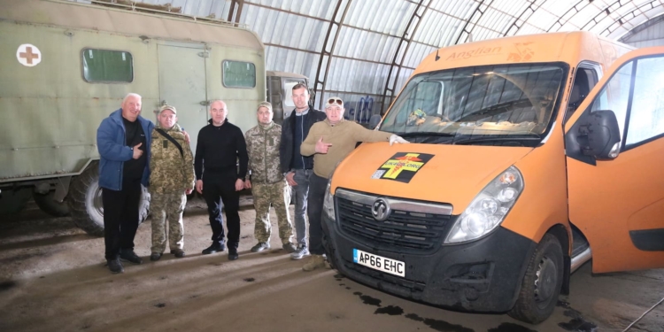 Підсилення 105-ї бригади ТрО: до захисників очільник Тернополя привіз важливий вантаж