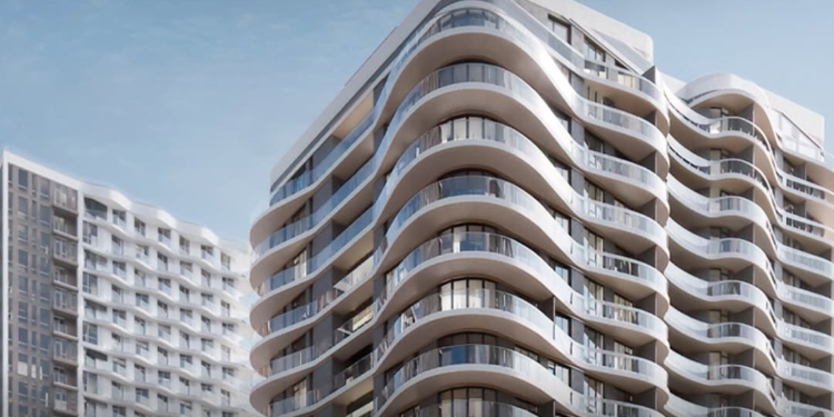 Витримав удар: ворожий дрон влучив у столичний ЖК «Creator City» тернопільського забудовника