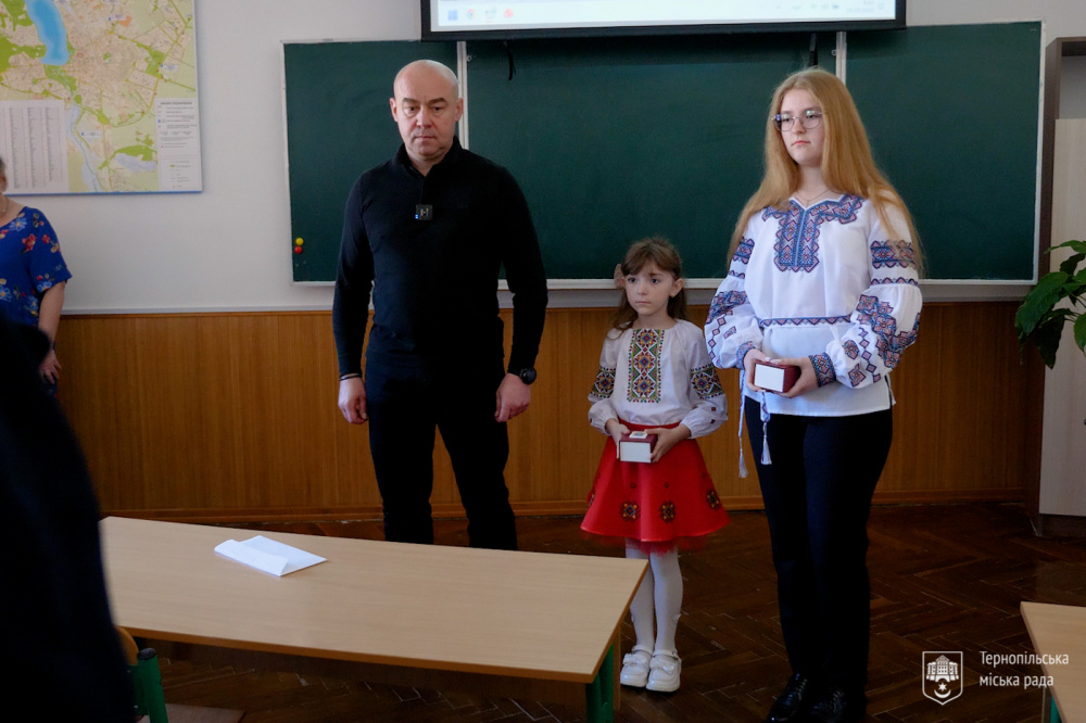 У Тернополі міський голова Сергій Надал передав пам’ятний годинник донькам загиблого Героя Степана Старицького