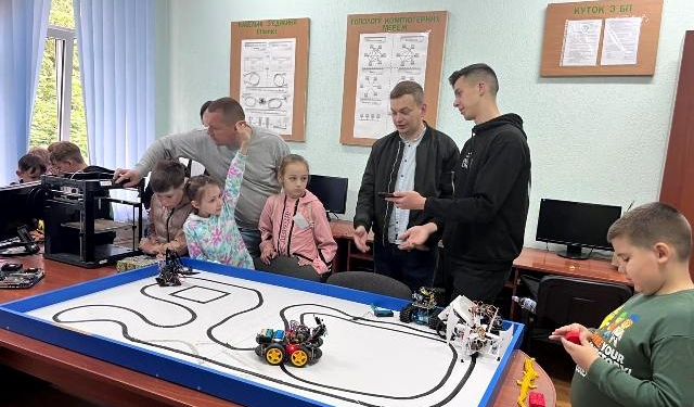 Роботи та 3D-друк для малечі: інженерно-педагогічний факультет ТНПУ зустрічав дитячий табір