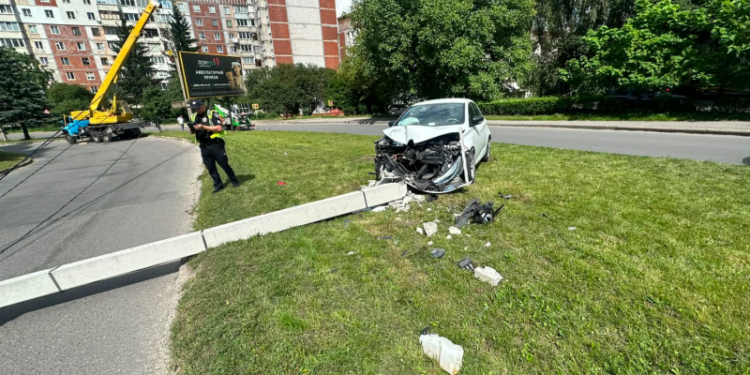 У Тернополі електромобіль врізався в бетонну опору: водія госпіталізували