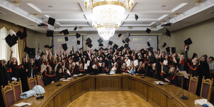 Вручення дипломів випускникам соціально-гуманітарного факультету ЗУНУ