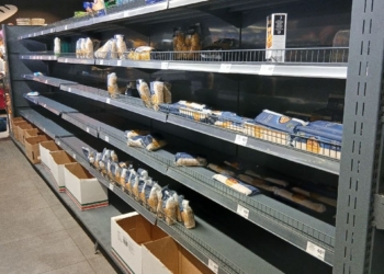 Напівпорожні стелажі, ціни та стабільні позиції: огляд прилавків найбільших супермаркетів Тернополя