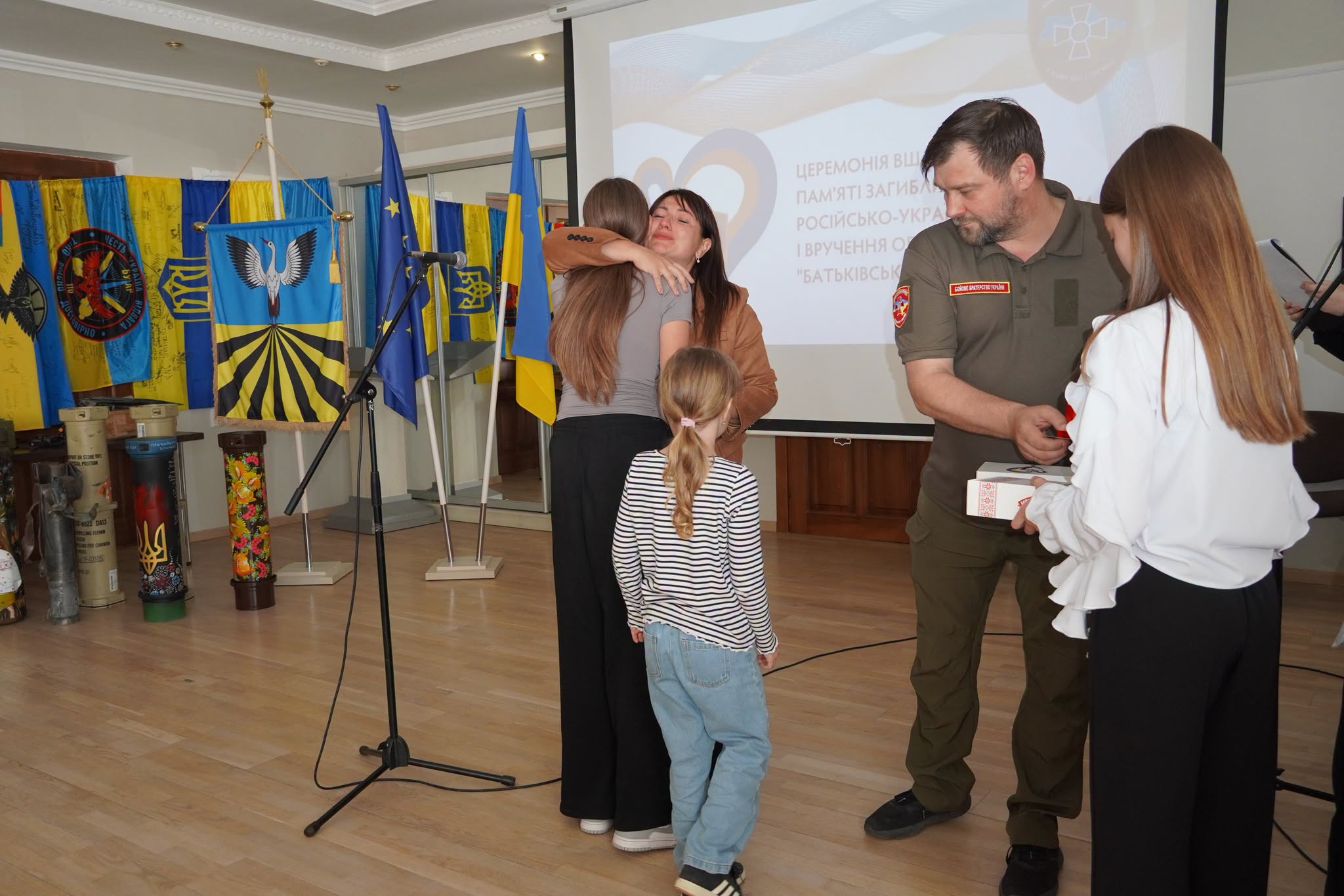 Срібний символ батьківської любові: У Байковецькій громаді дітям полеглих Героїв вручили обереги «Батьківське серце»