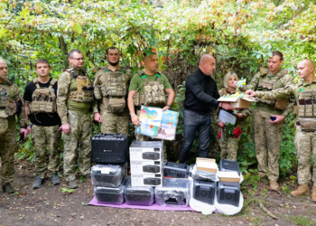 Дитяча підтримка на передовій: Сергій Надал особисто привітав воїнів 44-ї артбригади на фронті
