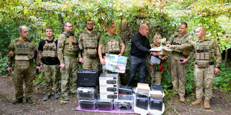 Дитяча підтримка на передовій: Сергій Надал особисто привітав воїнів 44-ї артбригади на фронті