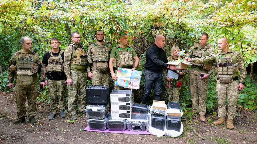 Дитячі малюнки та необхідне спорядження: Сергій Надал відвідав воїнів 44-ї артилерійської бригади на передній лінії