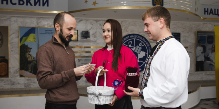 Мовознавча акція у ЗУНУ: знайди помилку та отримай цукерку