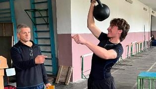 Першокурсники ТНПУ змагалися у силовому двоборстві