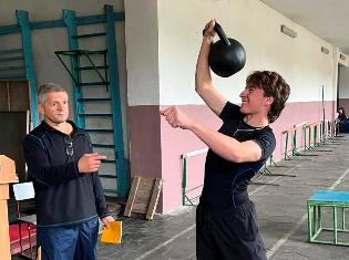 Першокурсники ТНПУ змагалися у силовому двоборстві