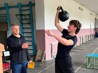 Першокурсники ТНПУ змагалися у силовому двоборстві