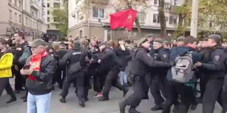 «Геть царя!»: У Москві після антиурядових гасел на мітингу силовики затримали понад 60 осіб